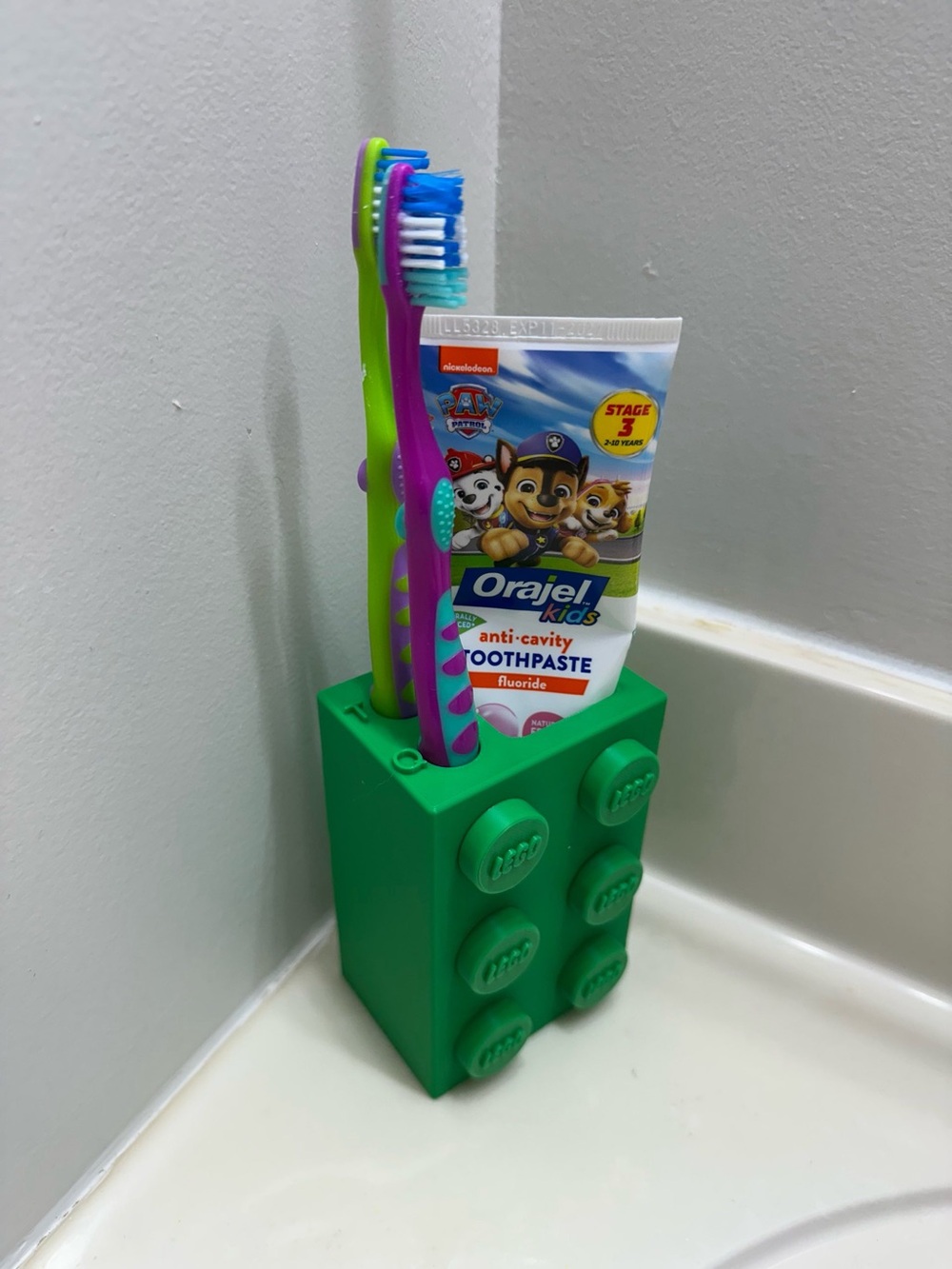 Anti-Cavity Toothpaste - Fun Green Toothbrush Holder Bundle